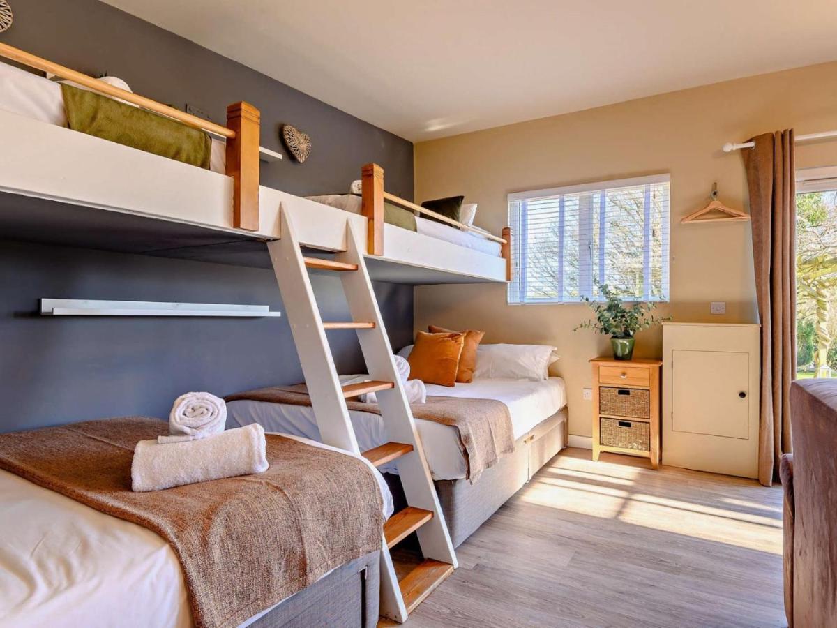 Wisteria View With Hottub & Cabin Sleeps 20 Chippenham  Exteriör bild
