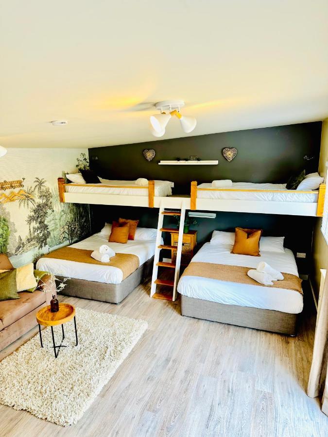 Wisteria View With Hottub & Cabin Sleeps 20 Chippenham  Exteriör bild